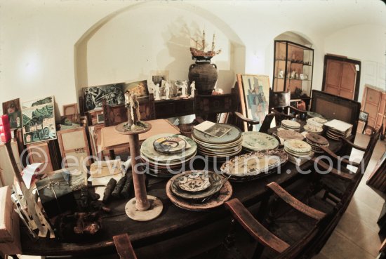 In the background glas cabinet in the old "salle à manger" at Mas Notre-Dame-de-Vie. (the same glas cabinet that was "Le musée" of the studio des Grands-Augustins in Paris, see photo Brassaï, 25 Oct 1943). Ground floor, Mas Notre-Dame-de-Vie, Mougins 1974. (Photographed after Pablo Picasso’s death.) - Photo by Edward Quinn