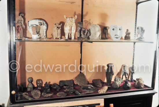 Glass cabinet (vitrine) in the old "salle à manger" at Mas Notre-Dame-de-Vie, the same glass cabinet that was "Le musée" of the studio des Grands-Augustins in Paris, see photo Brassaï, 25 Oct 1943. Mas Notre-Dame-de-Vie, Mougins 1974. (Photographed after Pablo Picasso’s death.) - Photo by Edward Quinn