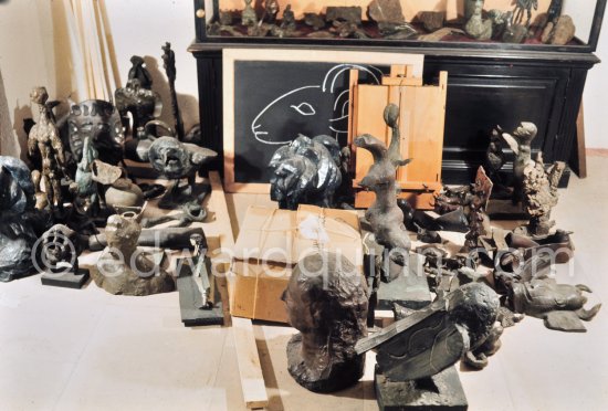 Glass cabinet (vitrine) in the old "salle à manger" at Mas Notre-Dame-de-Vie, the same glass cabinet that was "Le musée" of the studio des Grands-Augustins in Paris, see photo Brassaï, 25 Oct 1943. Mas Notre-Dame-de-Vie, Mougins 1974. (Photographed after Pablo Picasso’s death.) - Photo by Edward Quinn