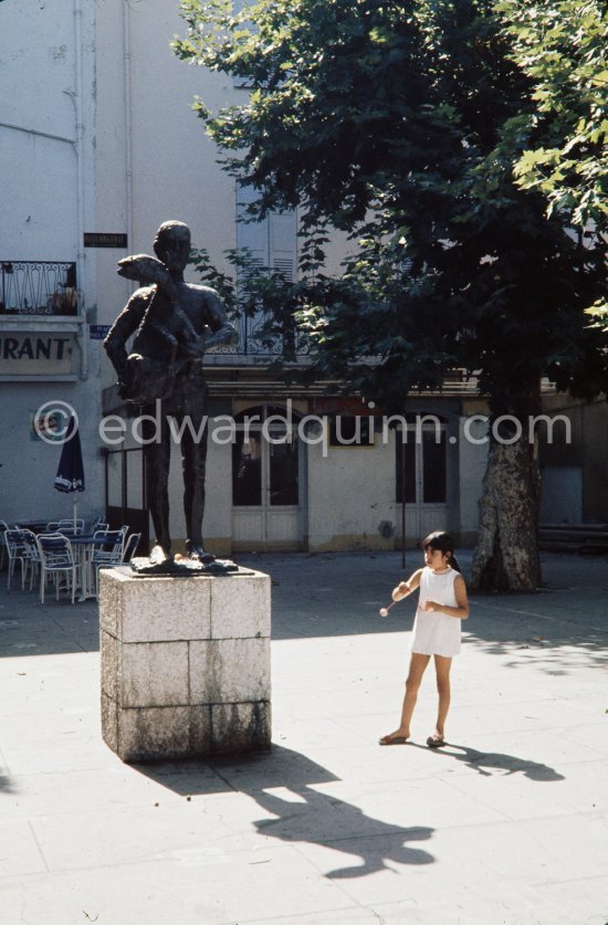 Pablo Picasso sculpture "L’homme au mouton". Place Paul Isnard, Vallauris about 1982. - Photo by Edward Quinn
