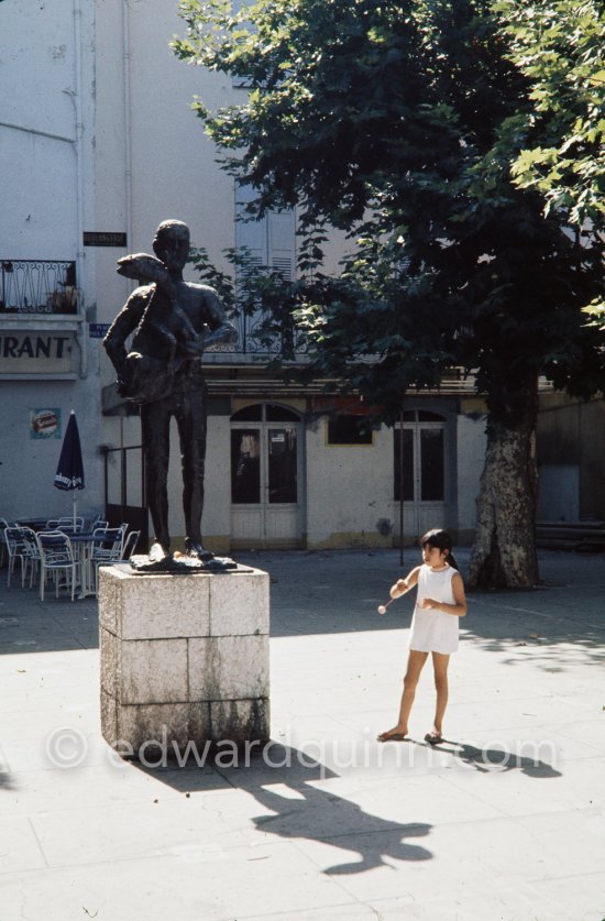 Pablo Picasso sculpture "L’homme au mouton". Place Paul Isnard, Vallauris about 1982. - Photo by Edward Quinn