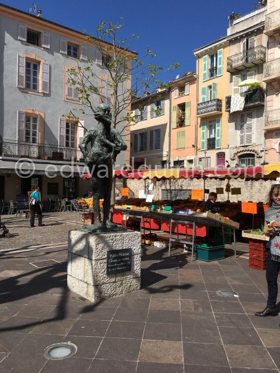 Square with "Man With Sheep" ("L’Homme au mouton", WS:280 II). Place Paul Isnard, Vallauris 2017. - Photo by Edward Quinn