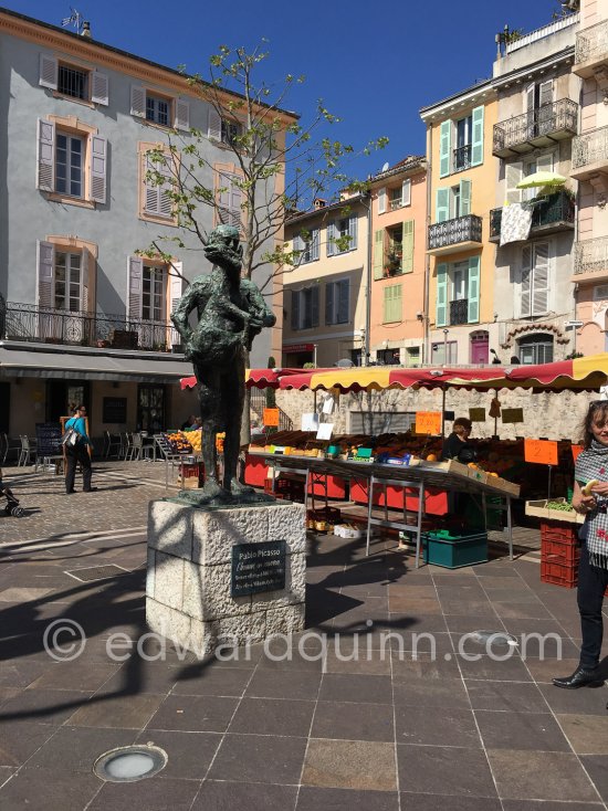 Square with "Man With Sheep" ("L’Homme au mouton", WS:280 II). Place Paul Isnard, Vallauris 2017. - Photo by Edward Quinn