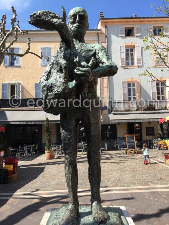 Square with "Man With Sheep" ("L’homme au mouton". Place Paul Isnard, Vallauris 2017. - Photo by Edward Quinn