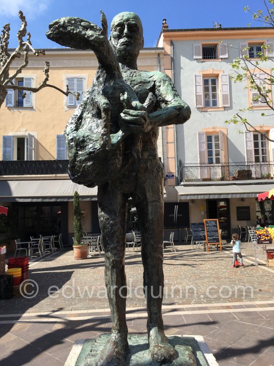 Square with "Man With Sheep" ("L’homme au mouton". Place Paul Isnard, Vallauris 2017. - Photo by Edward Quinn