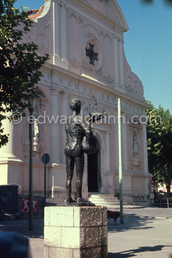 Square with "Man With Sheep" ("L’homme au mouton"). In front of Église Sainte-Anne / Saint-Martin 1839-1882, Place Paul Isnard, Vallauris 2017. - Photo by Edward Quinn