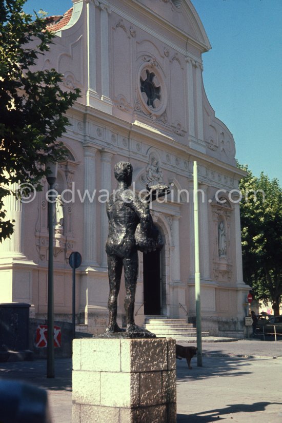 Square with "Man With Sheep" ("L’homme au mouton"). In front of Église Sainte-Anne / Saint-Martin 1839-1882, Place Paul Isnard, Vallauris 2017. - Photo by Edward Quinn