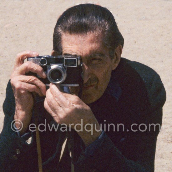 Edward Quinn with his Leica M3, Cannes 1994. Foto Heinz Bütler - Photo by Edward Quinn