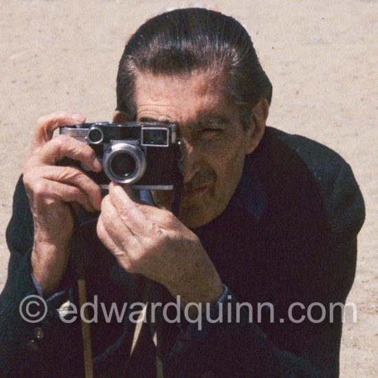 Edward Quinn with his Leica M3, Cannes 1994. Foto Heinz Bütler - Photo by Edward Quinn