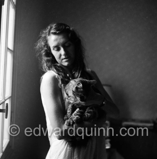 Gret Quinn with cat Fluffy. Nice 1958. - Photo by Edward Quinn