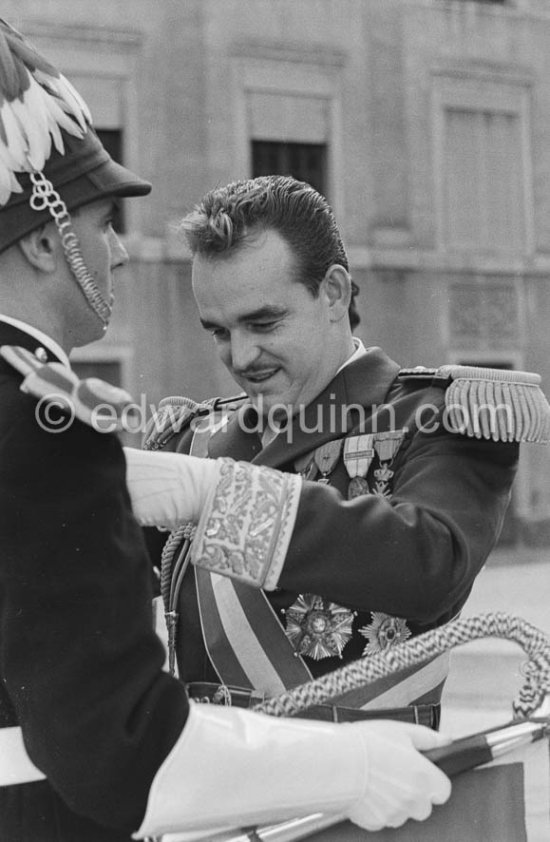 Prince Rainier. Award ceremony in the courtyard of the Palace. Fête Nationale. Monaco  1954 - Photo by Edward Quinn