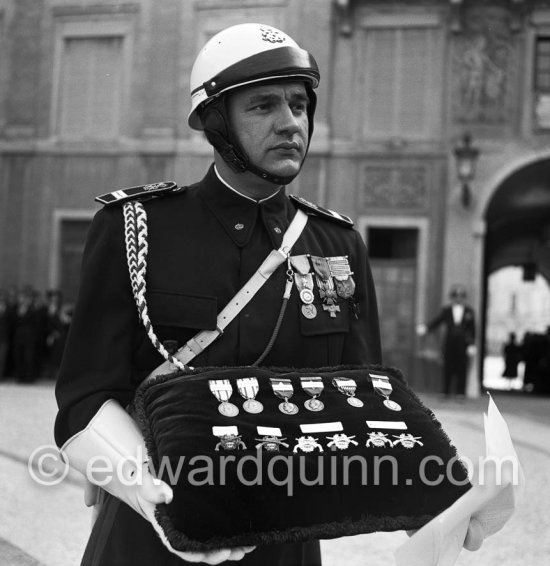 Award ceremony In the courtyard of the Royal Palace. Fête Nationale. Monaco  1954 - Photo by Edward Quinn