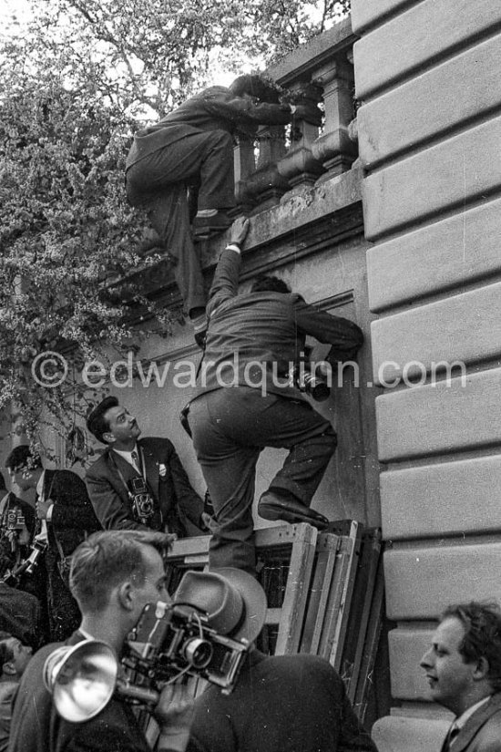 Paparazzi photographers preparing for the wedding of Grace Kelly and Prince Rainier. Monte Carlo 1956. - Photo by Edward Quinn
