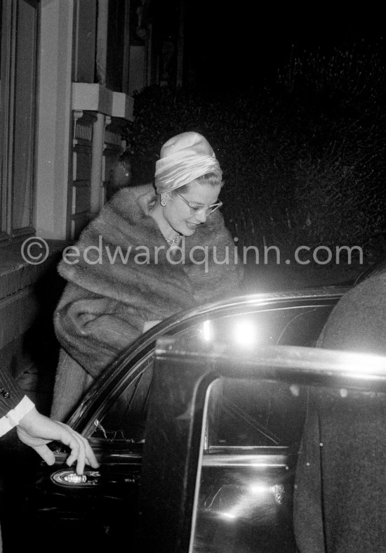 Princess Grace visiting painting exhibition at Hotel Hermitage (auction for Fréjus flood disaster). Monte Carlo 1960. (Grace Kelly) - Photo by Edward Quinn