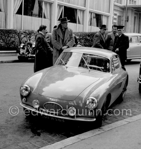 GFH Motto Renault 4CV Coupe for Louis Rosier (left) (?) was built by Swiss mechanic Hansruedi Hauri and Italian (Turin) coachbuilding company Rocco Motto. The body was very light and the car\'s weight was only 465kg. The car was powered by a tuned and bored 4CV engine with 904cc and 55 to 62HP. GFH is for the creator-names: G - Mr Granjean/Swiss race-driver - gives ideas for the planed sport-use, F - Mr Ferry/French motor-tuner ; H - Hansruedi Hauri/Renault-dealer in Biel/CH and creator of the idea. The carosserie comes from Motto/Italia. Monaco 1953. - Photo by Edward Quinn