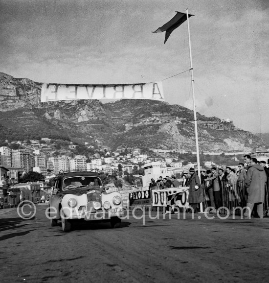 N° 318 Stirling Moss, Desmond Scannell, John Cooper on Sunbeam Talbot 90, 6th. Photographed on arrival at Monte Carlo Rally 1953. - Photo by Edward Quinn
