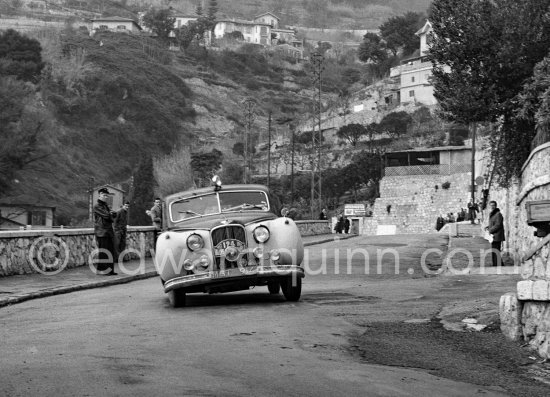 N° 124 Wick / Levy on Jaguar Mk VII. Rallye Monte Carlo 1953.
To prevent the competitors from taking the timekeepers by surprise and passing without being spotted the organisers decided to paint the front wings of the cars white with washable paint. This enabled the officials to identify them a long way off even if their rally plates were not easily visible because of dirt or their position on the car. (Louche p. 118) - Photo by Edward Quinn