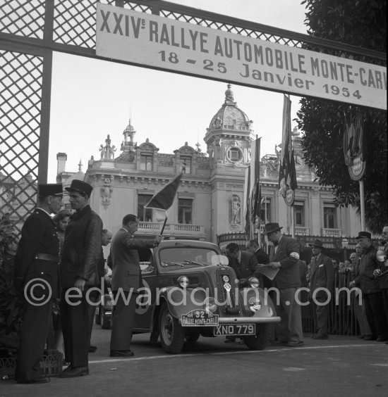 N° 32, Seleigh/Martin (?) on Ford Taunus, in front of Casino Monte Carlo. Rallye Monte Carlo 1954. - Photo by Edward Quinn