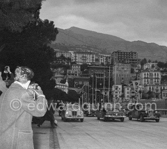 N° 69 Louis Chiron / Basadonna Lancia Aurelia GT, winner of the Rallye, N° 263 Hartley / Karlsson sur Ford V8, N° 48 Balmy / Vilreon sur Citroën Traction Avant 11. Rallye Monte Carlo 1954. - Photo by Edward Quinn