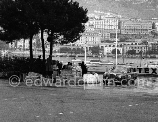 N° 225 Schock / Moll on Mercedes-Benz 220 taking part in the regularity speed test on the circuit of the Monaco Grand Prix. Rallye Monte Carlo 1955. - Photo by Edward Quinn