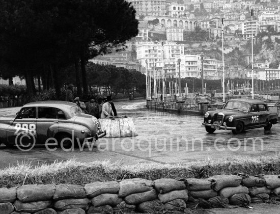 N° 298 Daetwyler / Tschudi sur Daimler Conquest Century, N° 225 Schock / Moll on Mercedes Benz 220 taking part in the regularity speed test on the circuit of the Monaco Grand Prix. Rallye Monte Carlo 1955. - Photo by Edward Quinn