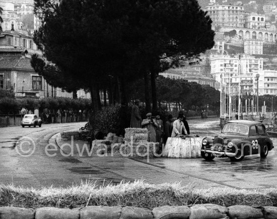 N° 82 Davis / Ozanne on Sunbeam Talbot MK III taking part in the regularity speed test on the circuit of the Monaco Grand Prix. Rallye Monte Carlo 1955. - Photo by Edward Quinn