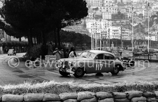 N° 117 Merrill / Matthews on Jaguar Mk VII, N° 198 Ingier / Schjolberg on Sunbeam Talbot 90 Mk III taking part in the regularity speed test on the circuit of the Monaco Grand Prix. Rallye Monte Carlo 1955. - Photo by Edward Quinn