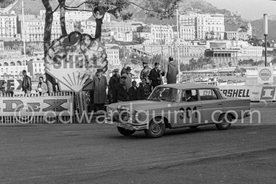 N° 301 Bohringer / Lang on Mercedes-Benz 220 SE. Rallye Monte Carlo 1963. - Photo by Edward Quinn