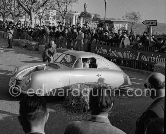 Gilberte Thirion, No 72 Porsche 356 SL („Super Leicht“).   13. Rallye Paris – Saint-Raphaël Féminin 1952. Saint-Raphaël 1952. - Photo by Edward Quinn