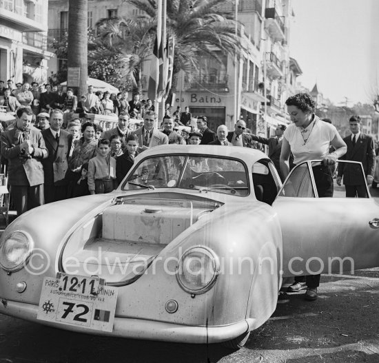 Gilberte Thirion, No 72 Porsche 356 SL („Super Leicht“). 13. Rallye Paris – Saint-Raphaël Féminin 1952. Saint-Raphaël 1952. - Photo by Edward Quinn