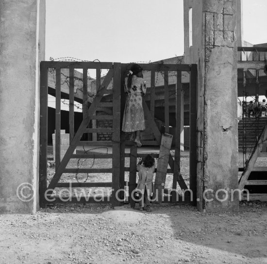 Fence guests. Gypsies on the occasion of the yearly pilgrimage and festival of the Gypsies in honor of Saint Sara, Arènes des Saintes-Maries-de-la-Mer in 1953. - Photo by Edward Quinn
