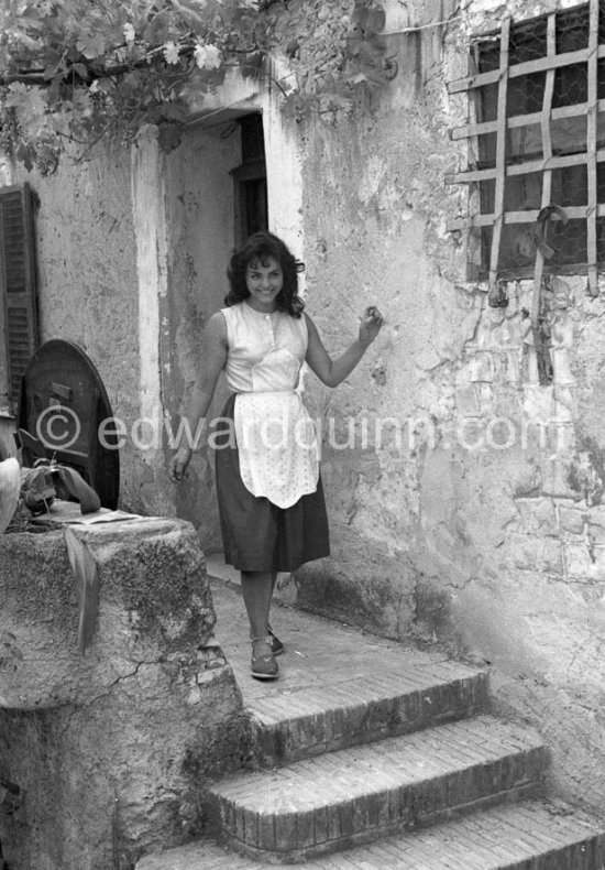 Catherine Rouvel during filming of “Le Déjeuner sur l’herbe” (directed by Jean Renoir) at the Auguste Renoir house "Les Collettes". Cagnes-sur-Mer 1959. - Photo by Edward Quinn
