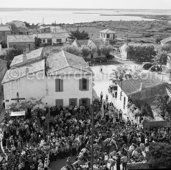Camargue: Gardians arriving at Saintes-Maries-de-la-Mer . Placo de Jose D\'Arbaud / Place de l\'Eglise. Saintes-Maries-de-la-Mer in 1953. - Photo by Edward Quinn