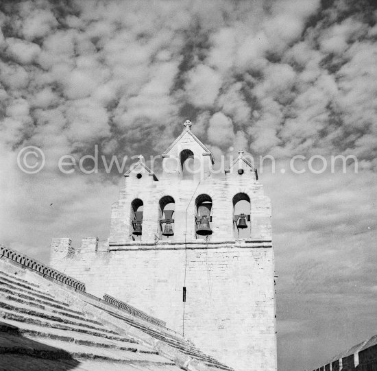 Camargue: Church of Notre-Dame-de-la-Mer. Sanctuaire des Saintes-Maries-de-la-Mer - Notre Dame de la Mer. Saintes-Maries-de-la-Mer in 1953. - Photo by Edward Quinn