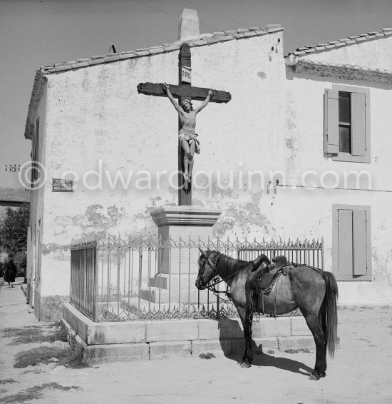 Placo de Jose D\'Arbaud / Place de l\'Eglise. Saintes-Maries-de-la-Mer in 1953. - Photo by Edward Quinn