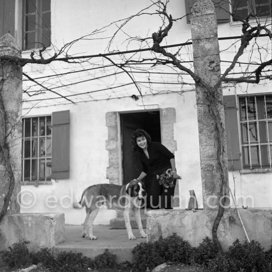 Malila Sandoval, San Salvador actress, daughter of San Salvador diplomat and niece of widow of Saint-Exupéry, famous French aviator. Comtesse Consuelo (widow of the aviator). Magagnosc 1957. - Photo by Edward Quinn