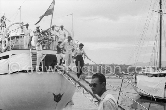The Shah of Persia and Soraya leaving the yacht Chashvar. Antibes 1957. - Photo by Edward Quinn