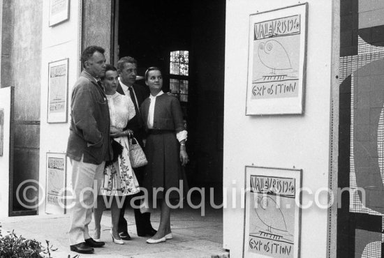 Rod Steiger and Claire Bloom (and not yet identified couple), ceramic exhibition, Vallauris 1960 - Photo by Edward Quinn