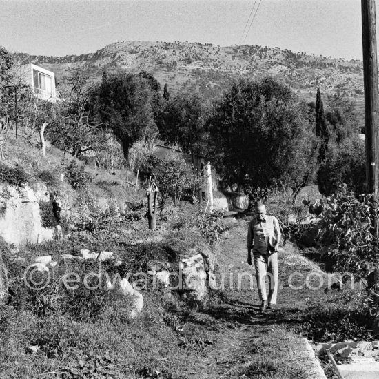 Graham Sutherland in the gardens of La Villa Blanche, route de Castellar. Menton 1974 - Photo by Edward Quinn