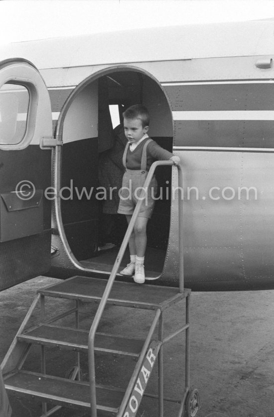 Elizabeth Taylor arriving at Nice Airport to spend a short holiday at Villa Fiorentina, Saint-Jean-Cap-Ferrat. With her were her two sons Michael and Christopher Wilding. Also travelling with her were her two doggies. Nice 1957. - Photo by Edward Quinn