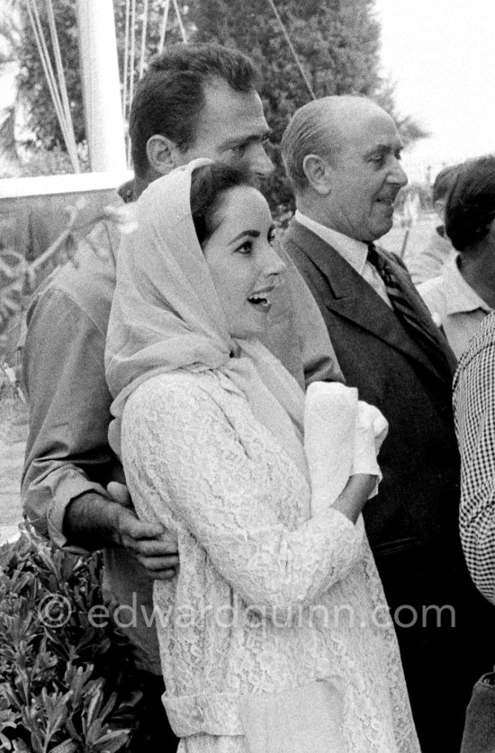 Liz Taylor and Michael Todd. A large lion cub was one \'of the more exotic guests invited by Mike Todd to the gala supper he hosted following the screening of "Around the World in 80 Days". Cannes 1957. - Photo by Edward Quinn