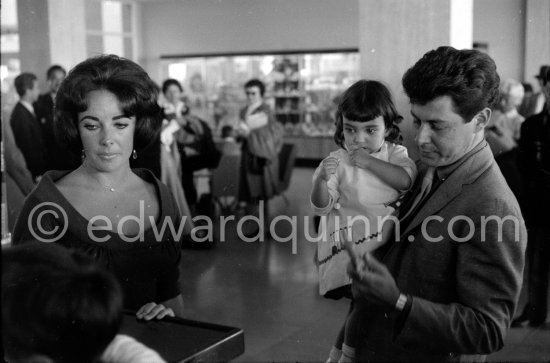 Liz Taylor with her daughter Liza Todd and her husband Eddie Fisher leaving Nice Airport in 1959. - Photo by Edward Quinn