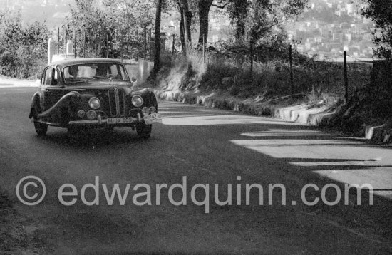 Paul Alfons von Metternich-Winneburg / Wittigo von Einsiedel, N° 42, BMW 502. Tour de France de l\'Automobile. Nice 1957. - Photo by Edward Quinn