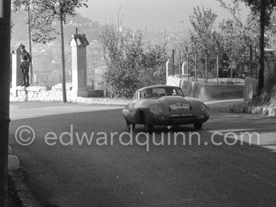 René Cotton (F) / Leclere, N° 102, Monopole Panhard X86. Tour de France de l\'Automobile. Nice 1957. - Photo by Edward Quinn