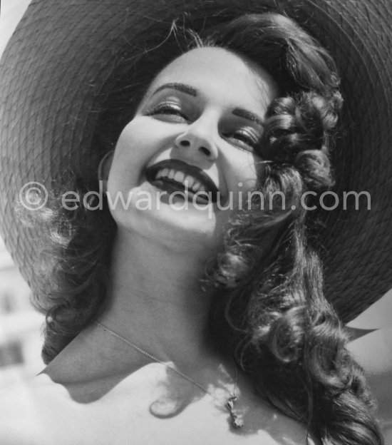 Pin-up Greta Thysegen. Cannes 1951. “Miss Copenhagen”. She went to Hollywood and changed her name to Thyssen. (Scan from vintage print) - Photo by Edward Quinn