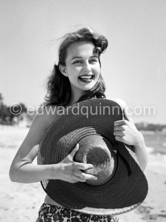 Pin-up Greta Thysegen. Cannes 1951. “Miss Copenhagen”  (also Thyssen , Thygesen, Thyssegen). - Photo by Edward Quinn