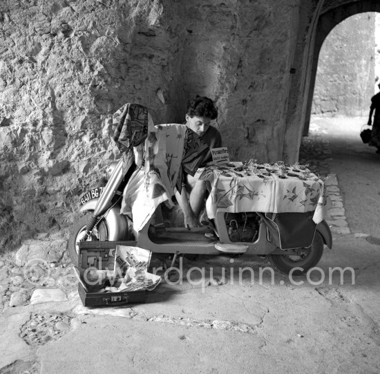 Street Vendor. Tourrettes-sur-Loup 1954. - Photo by Edward Quinn