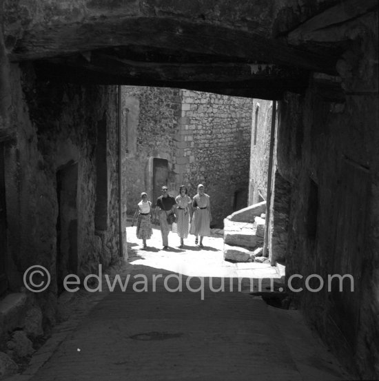 Tourists. Tourrettes-sur-Loup 1954. - Photo by Edward Quinn