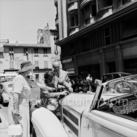 The coolant is boiling. Peter Ustinov with other participants of the PEN Congress, Nice 1952. Car: 1934-44 Mercedes-Benz 540 K Cabriolet A - Photo by Edward Quinn