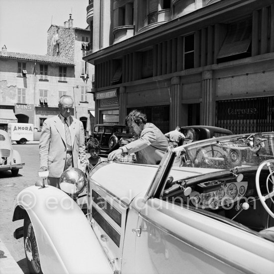 The coolant is boiling. Peter Ustinov with other participants of the PEN Congress, Nice 1952. Car: 1934-44 Mercedes-Benz 540 K Cabriolet A - Photo by Edward Quinn